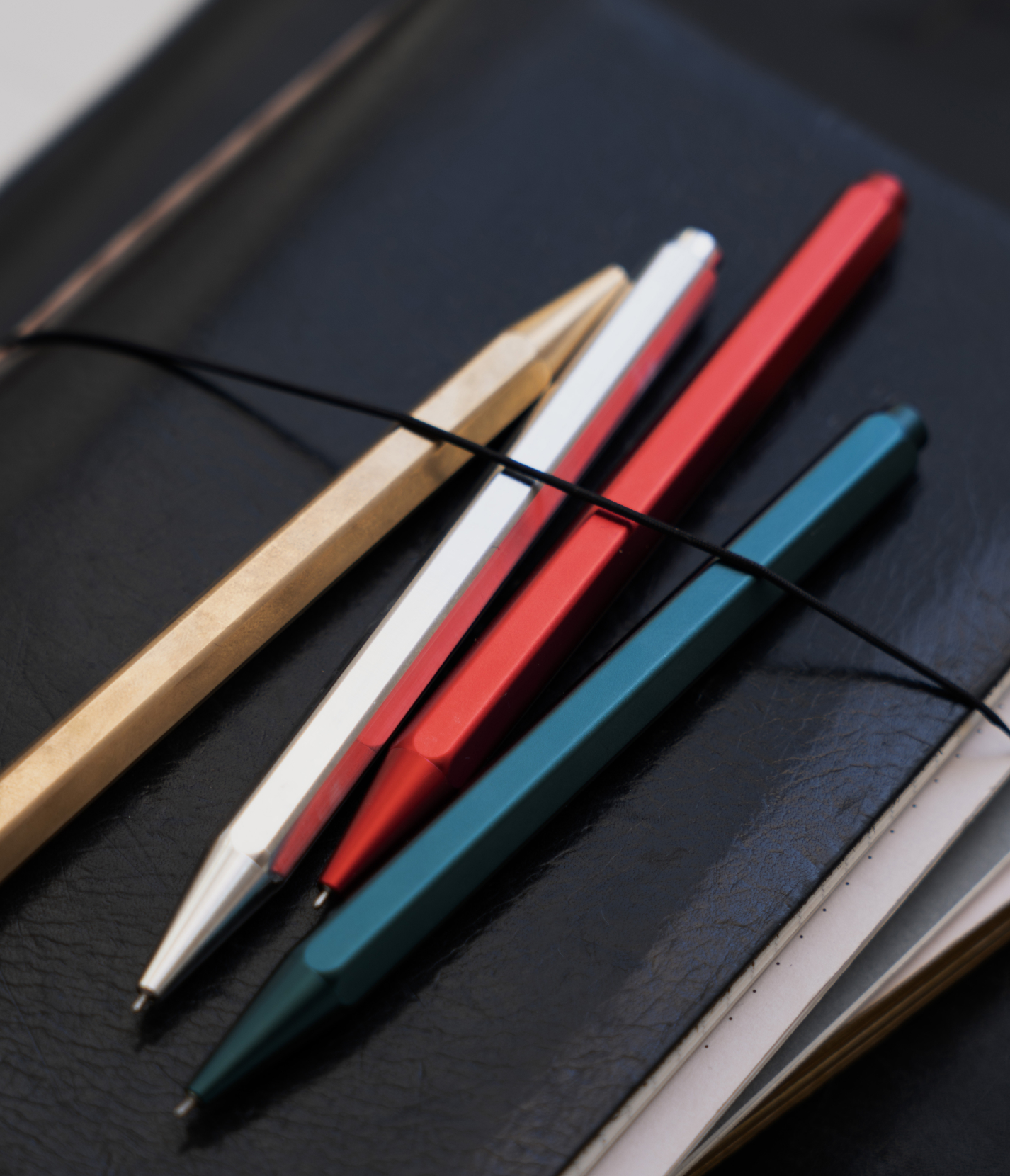 Studio de direction artistique Paris, design produit stylo, projet Paper Republic, papeterie par Halley&Co - La collection