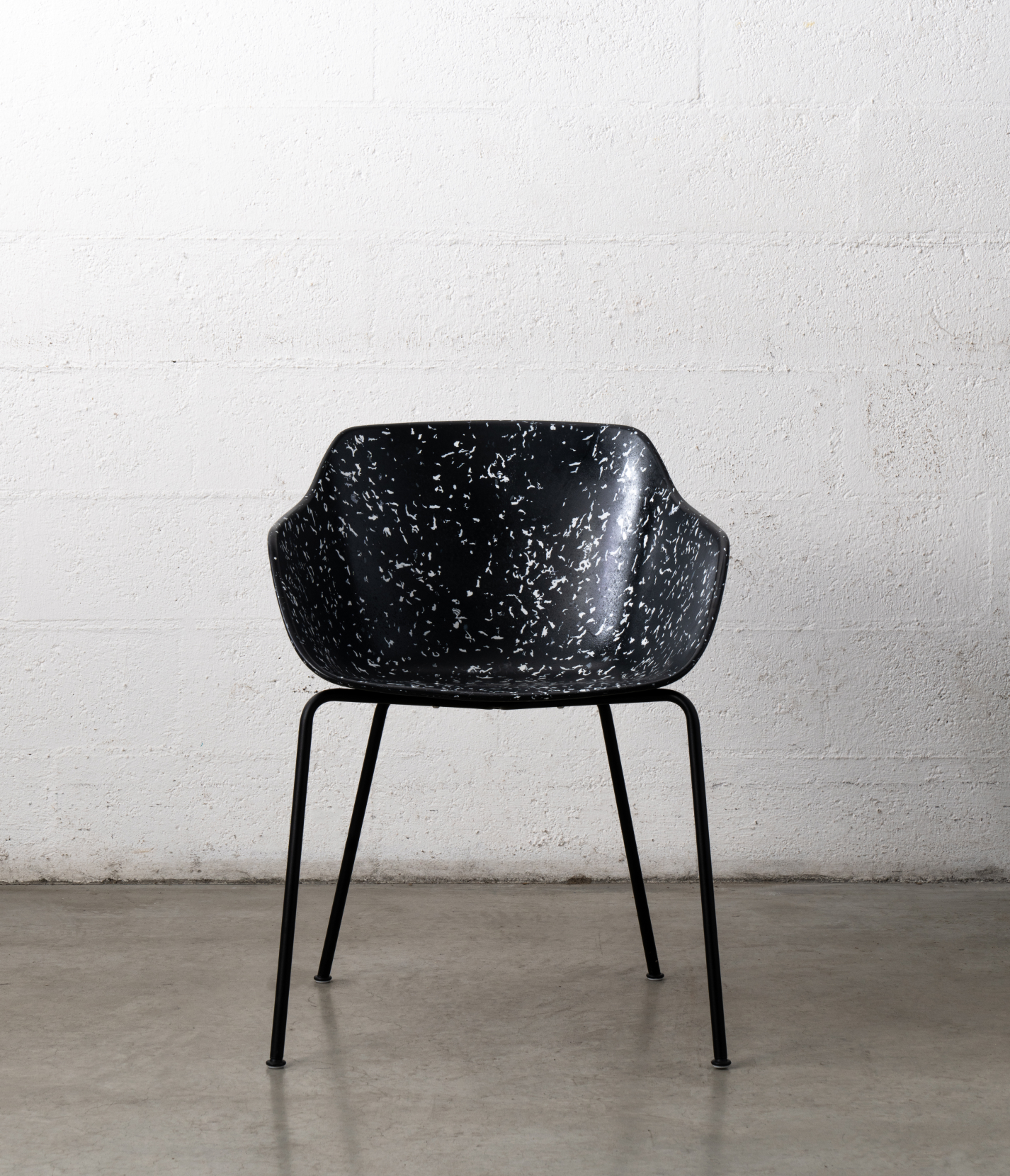 Studio de direction artistique Paris, création et production de contenus, projet Jim&Marius by Moore design, mobilier par Halley&Co - Chaise Marius noire