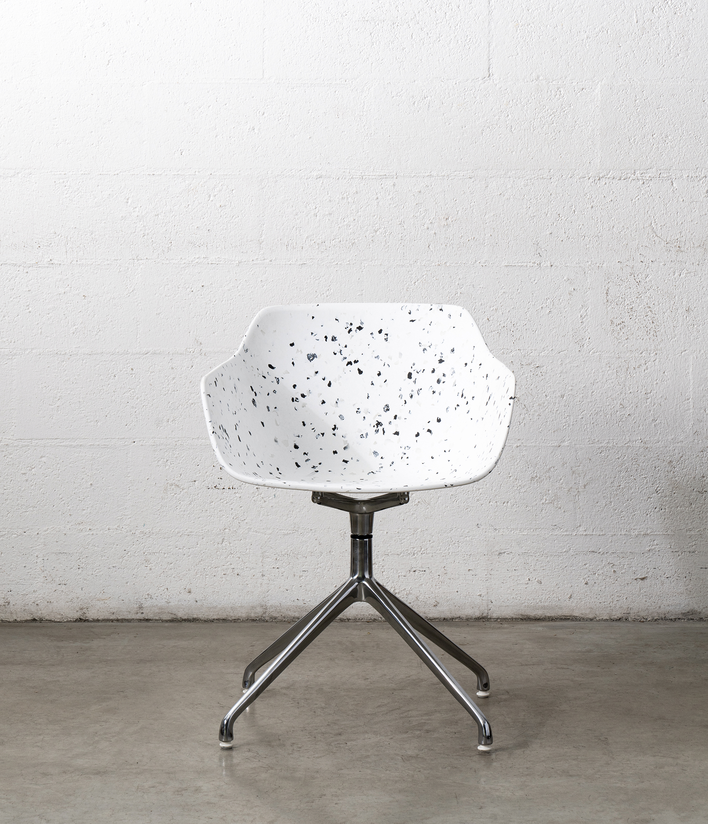 Studio de direction artistique Paris, création et production de contenus, projet Jim&Marius by Moore design, mobilier par Halley&Co - Chaise Marius blanche
