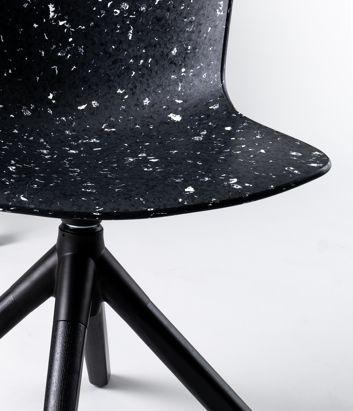 Studio de direction artistique Paris, création et production de contenus, projet Jim&Marius by Moore design, mobilier par Halley&Co - Détail sur 1 chaise Marius noire