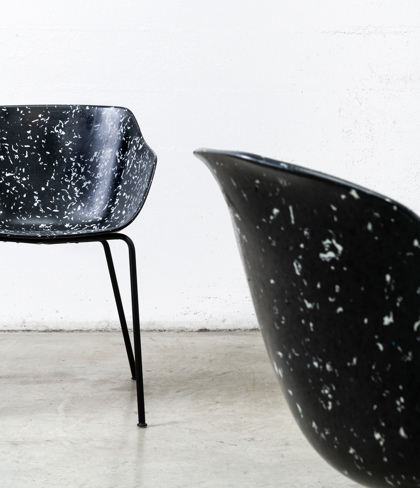 Studio de direction artistique Paris, création et production de contenus, projet Jim&Marius by Moore design, mobilier par Halley&Co - Détail sur chaises Marius noires