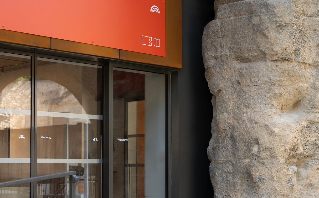 Studio de direction artistique Paris, signalétique du Théâtre antique d'Orange par Halley&Co